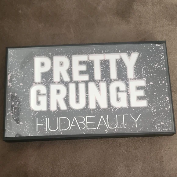 NEW NEVER USED HUDA BEAUTY Pretty Grunge Palette in Black and White - Picture 2 of 5